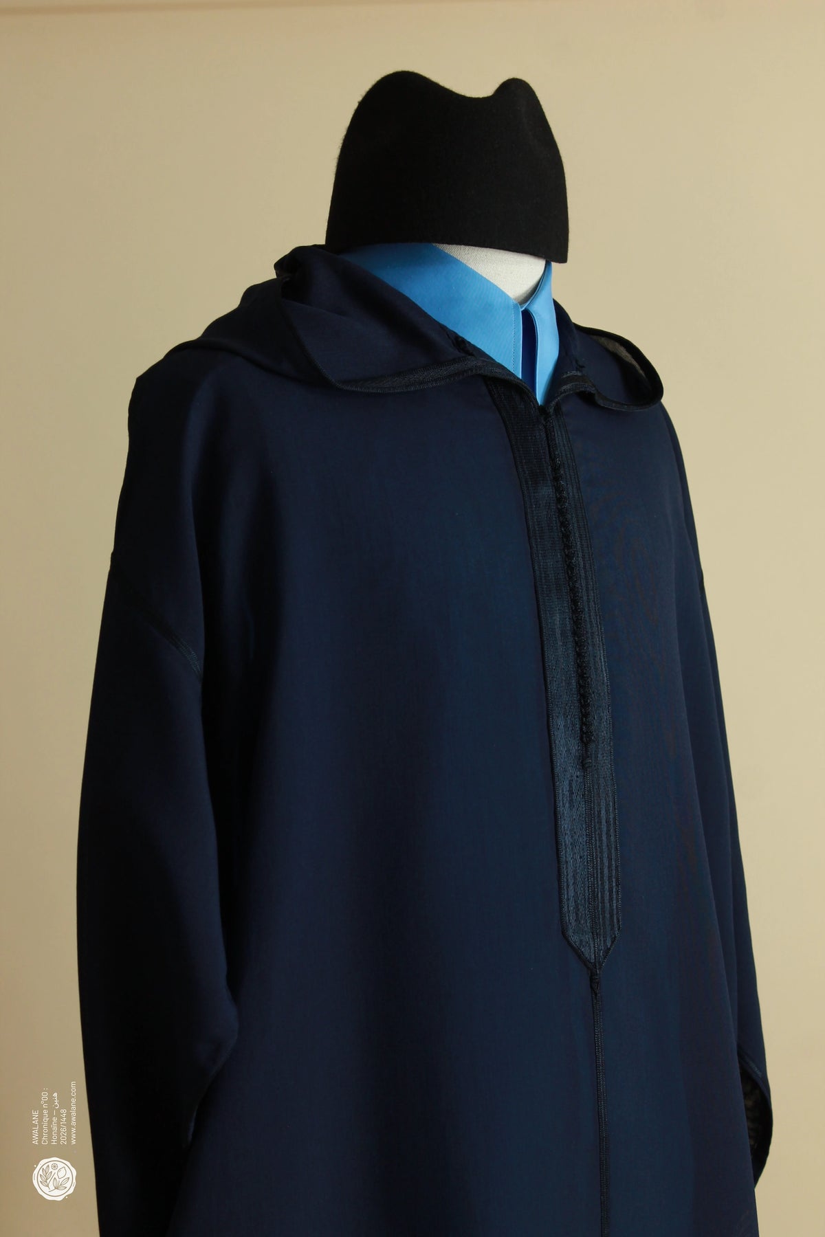 Djellaba homme bleu marine en sousdi portée avec coiffe noire, éditorial Chronique Honaïne