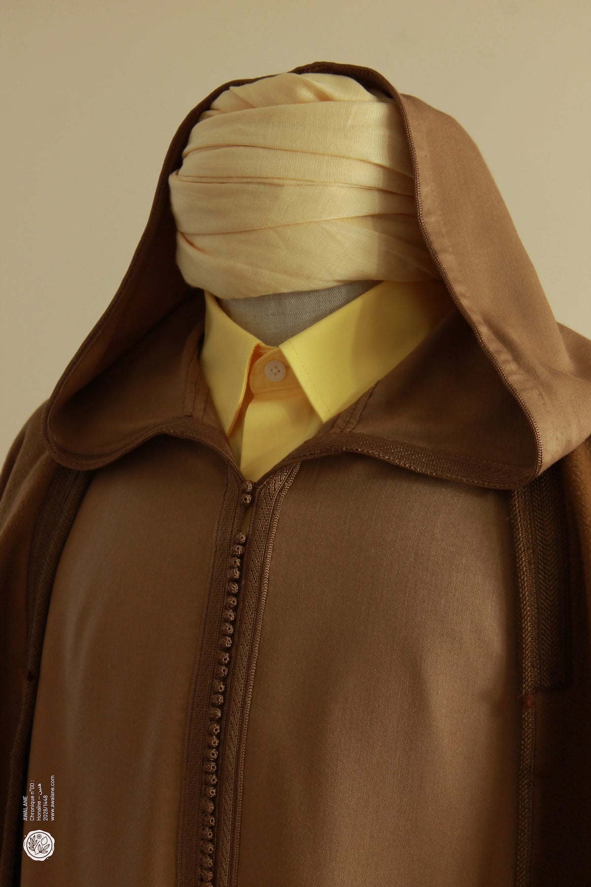 Turban jaune et col assorti sur une djellaba homme camel, capuche rabattue