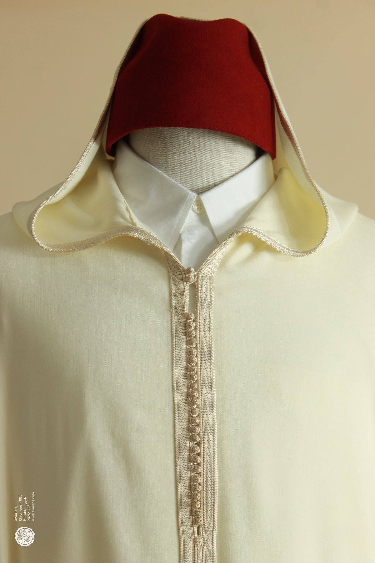 Tarbouche rouge et col blanc sur une djellaba homme crème, sfifa cousue main visible