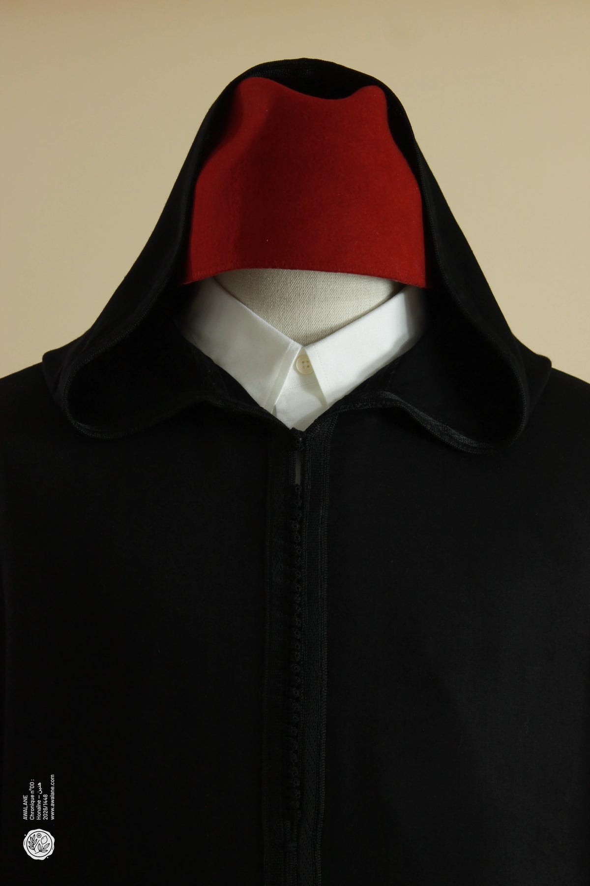 Tarbouche rouge et col blanc sur une djellaba homme noire, capuche pointue rabattue