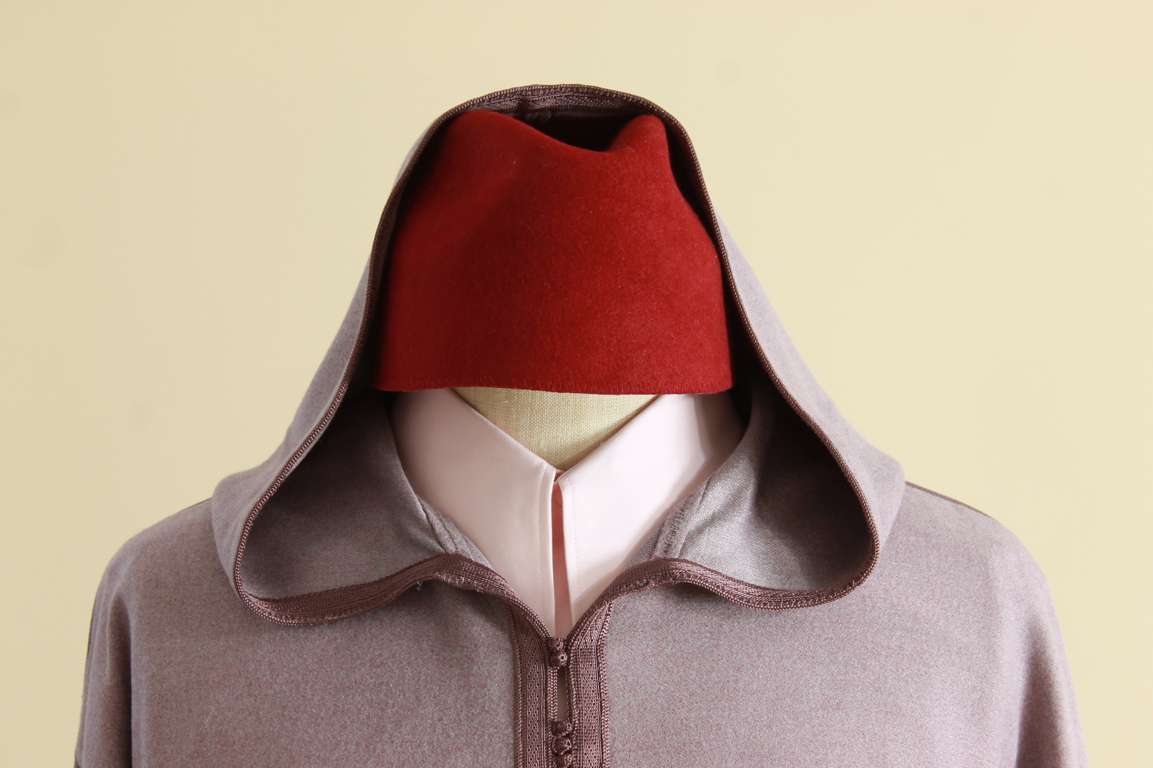 Bannière Awalane - djellaba marocaine en laine mauve avec tarbouche rouge - vêtement traditionnel femme fait main