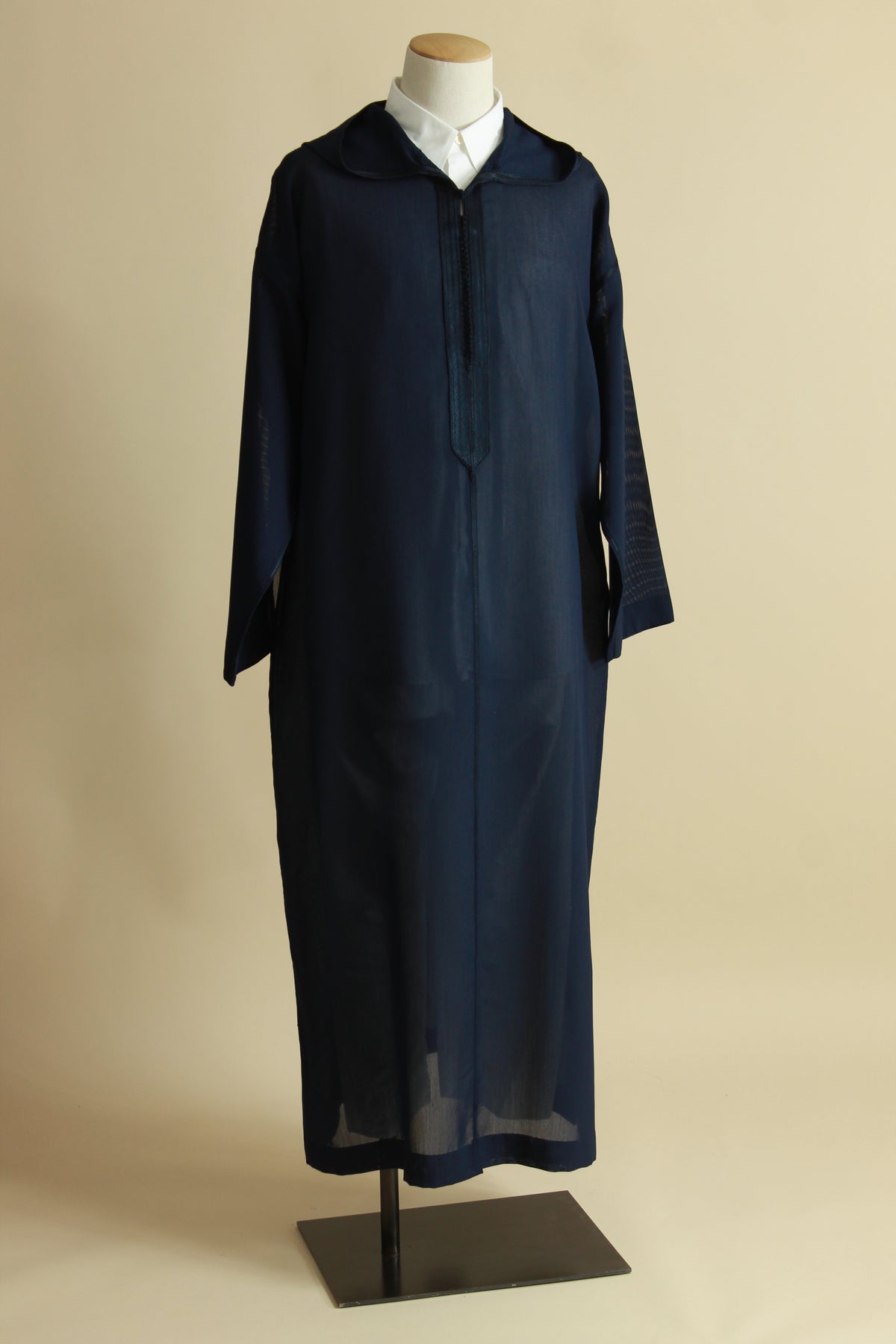 Djellaba homme bleu marine en sousdi vue de face, coupe droite du vêtement traditionnel maghrébin
