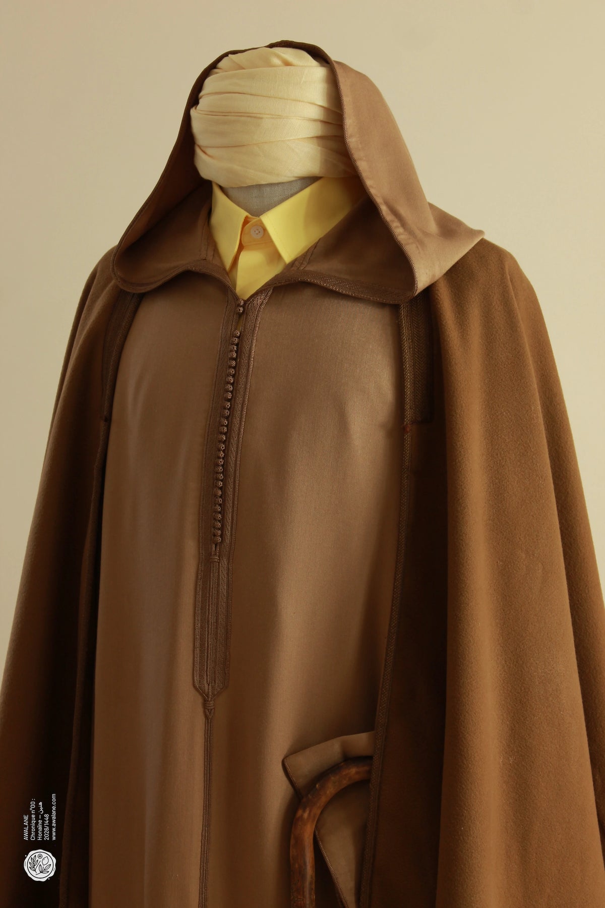 Djellaba homme camel portée avec turban jaune et canne, éditorial Chronique Honaïne