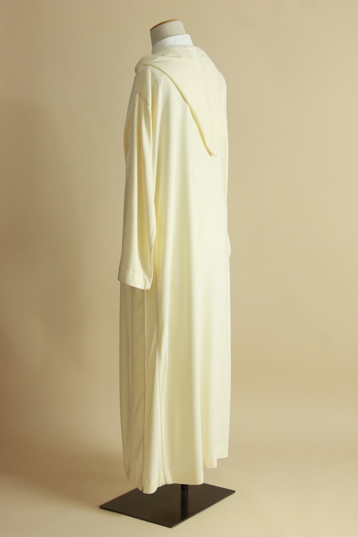 Djellaba homme crème en mlifa vue de dos, tombé souple et deux fentes latérales
