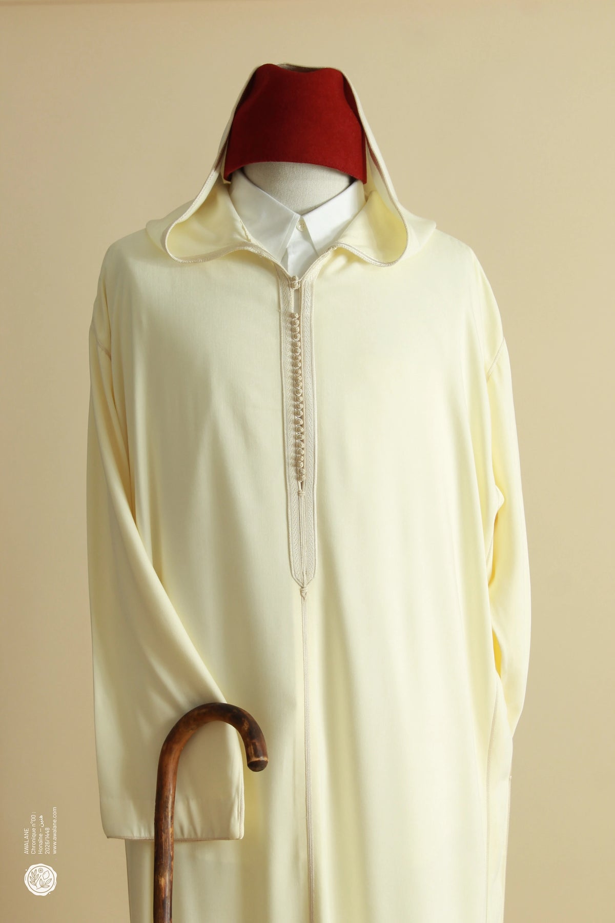 Djellaba homme crème portée avec tarbouche rouge et canne, éditorial Chronique Honaïne