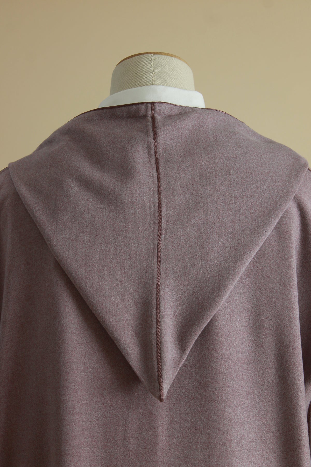 Capuche pointue d'une djellaba homme mauve, bordée d'une sfifa cousue main