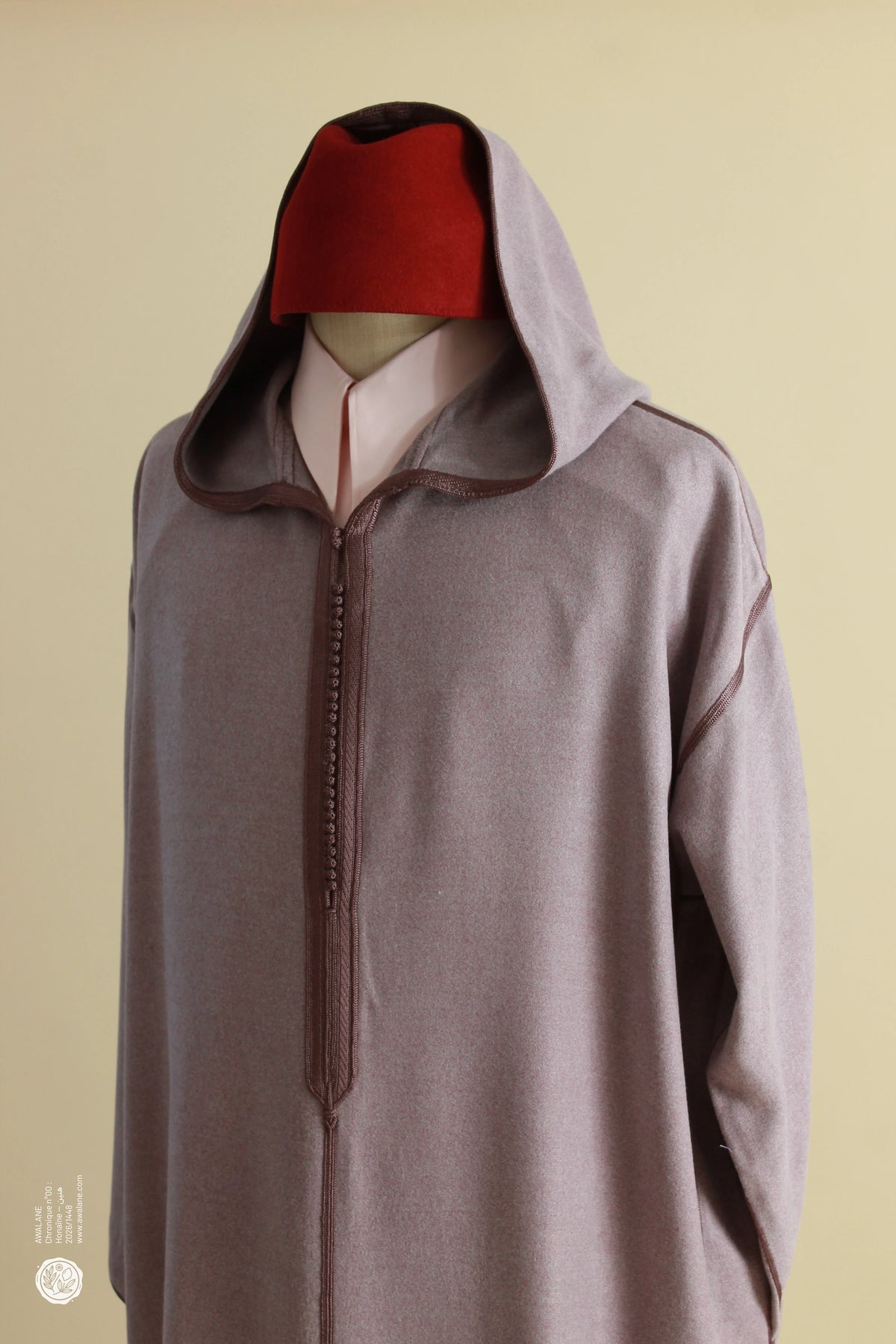 Djellaba homme mauve en laine, capuche pointue relevée, éditorial Chronique Honaïne