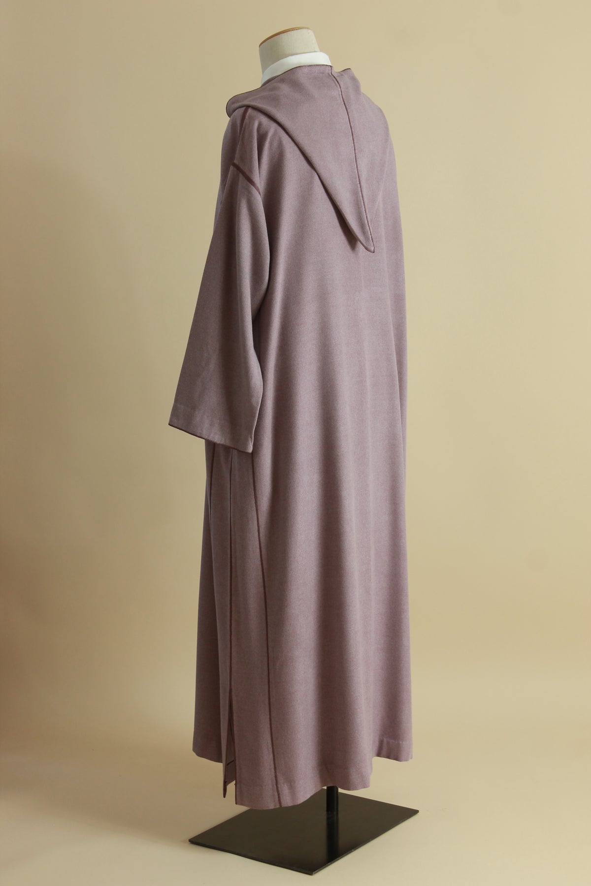 Djellaba homme mauve en laine vue de dos, tombé souple et deux fentes latérales