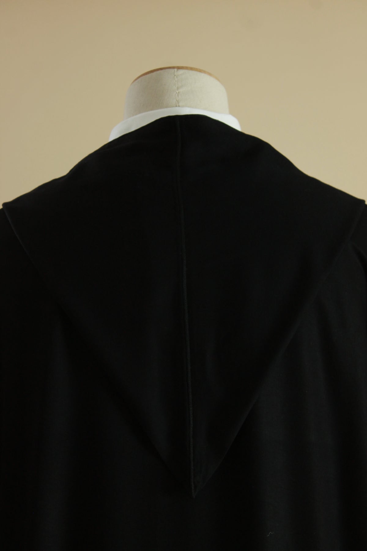 Capuche pointue d'une djellaba homme noire, bordée d'une sfifa cousue main