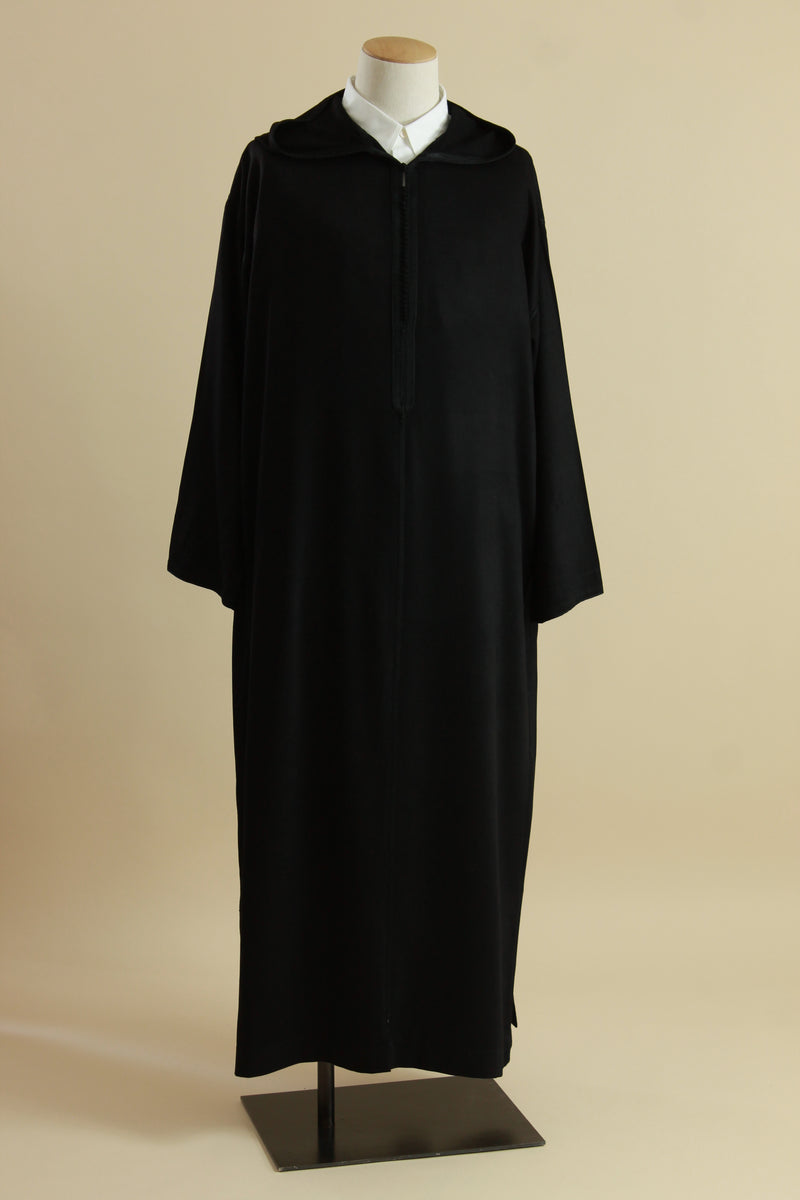 Djellaba homme noire en mlifa vue de face, coupe droite du vêtement traditionnel maghrébin