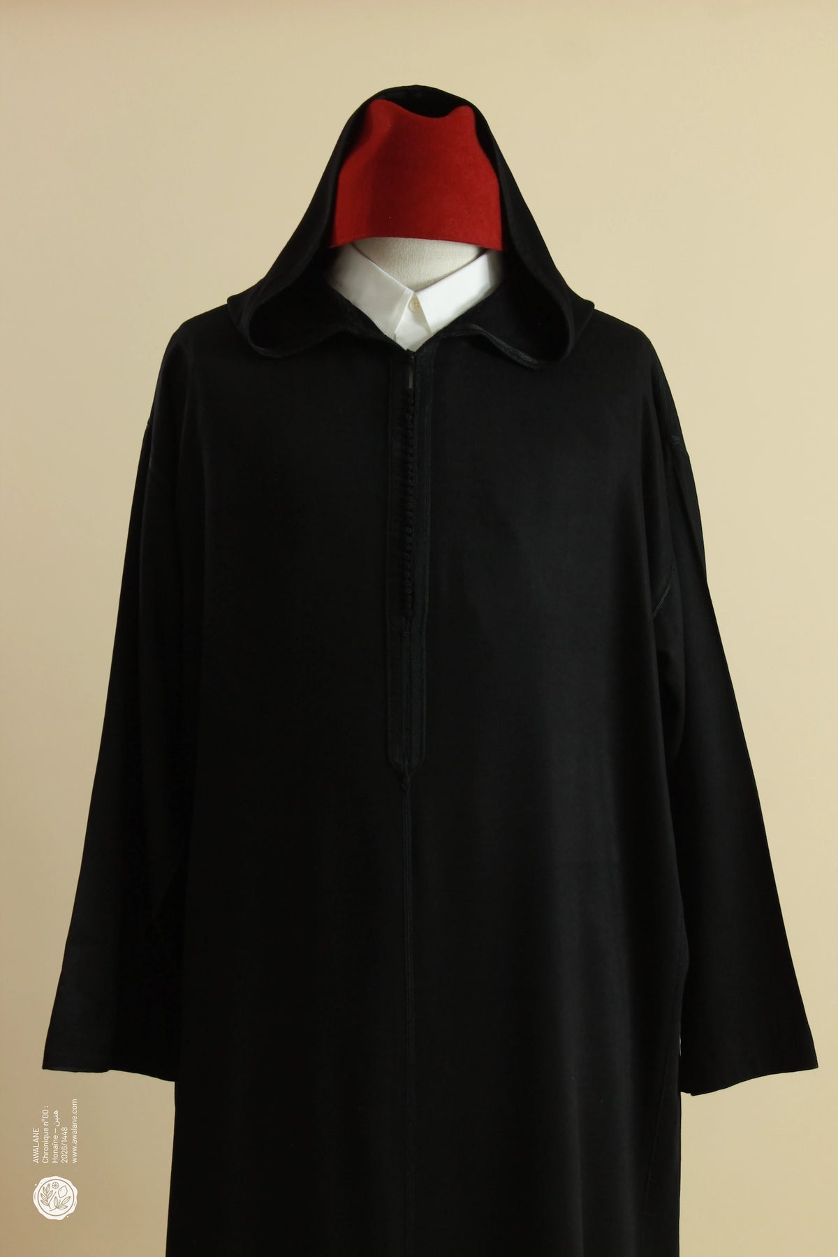 Djellaba homme noire en mlifa portée avec tarbouche rouge, éditorial Chronique Honaïne